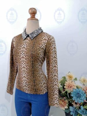 PLAYERA ANIMAL PRINT CON PIEDRITAS EN EL CUELLO
