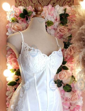 Vestido encaje cola desmontable