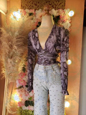 top manga larga estampado serpiente