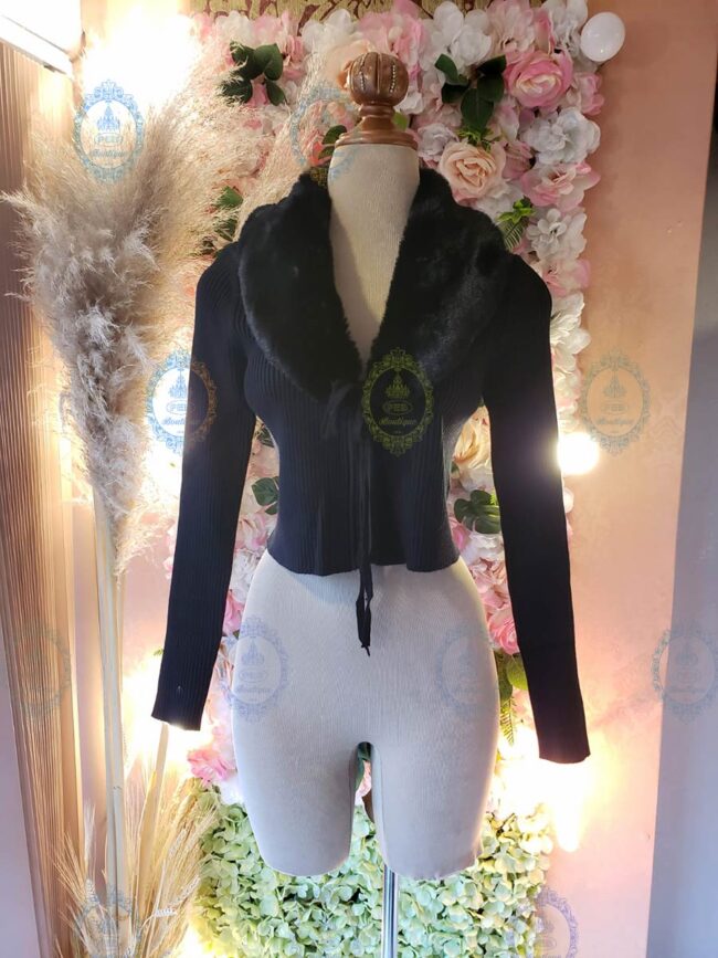 suéter corto con peluche