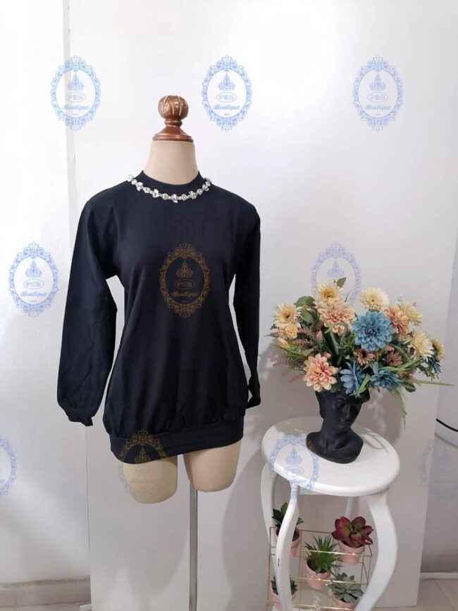 sueter cuello cristales, mangas letras