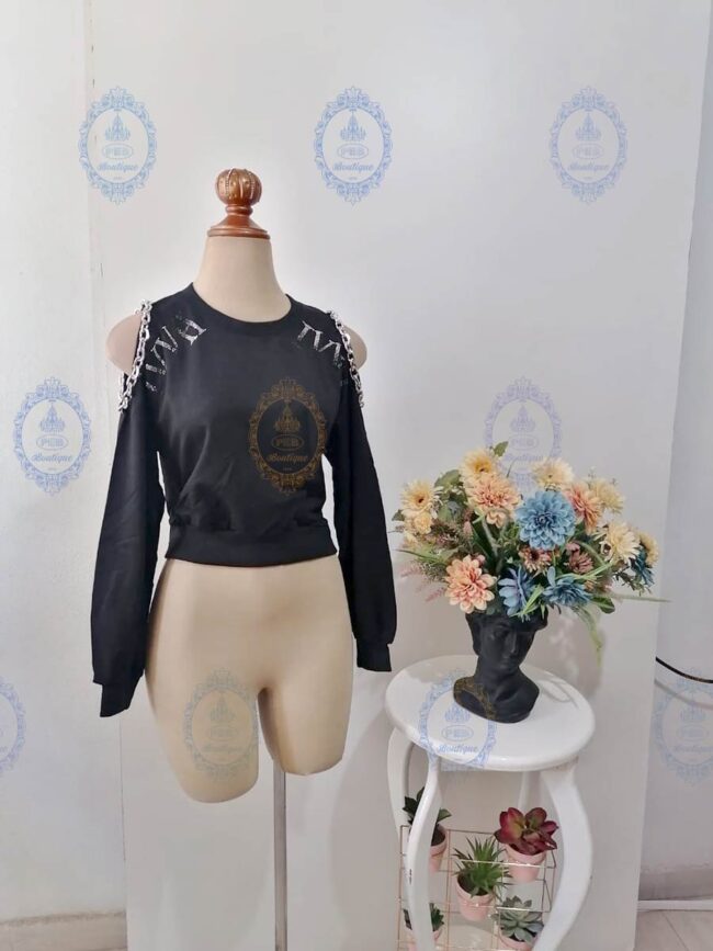 sudadera corta cadenas en los hombros