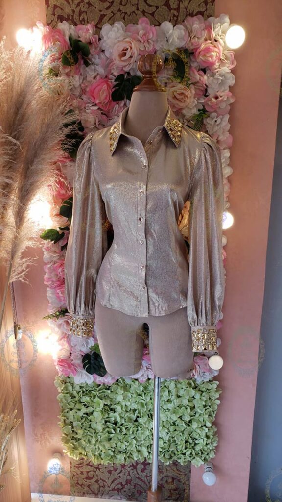 camisa brillosa cuello cristales